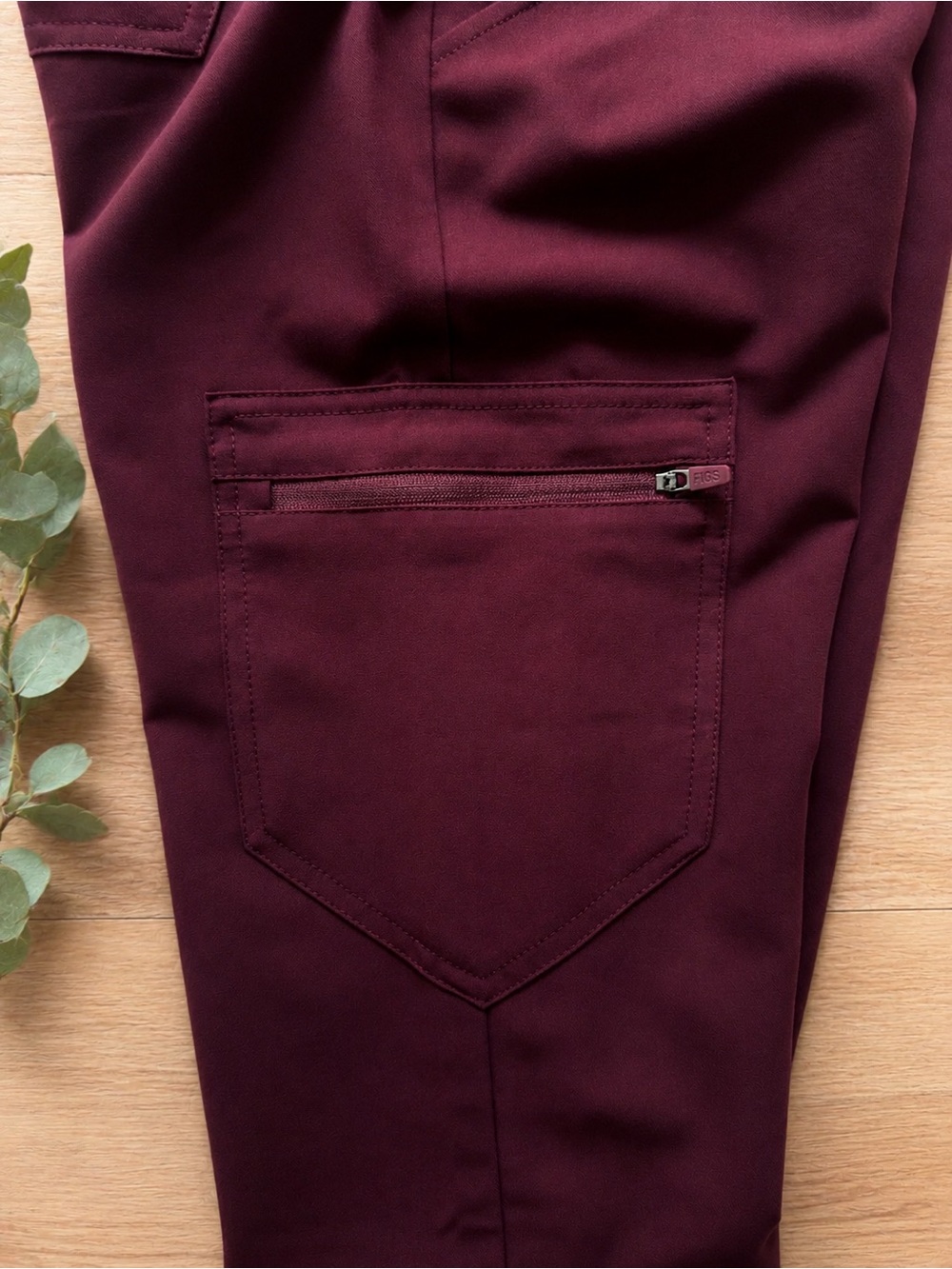 NWOT FIGS Women’s Burgundy contrast Drawstring jogger Scrub Pant xs - Picture 5 of 7